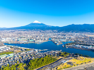 早朝の田子の浦港と富士山（静岡県富士市）