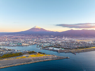 早朝の田子の浦港と富士山（静岡県富士市）