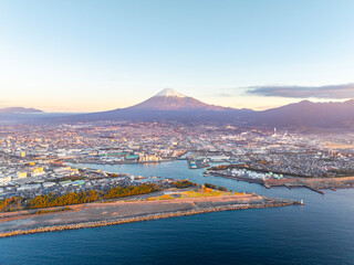早朝の田子の浦港と富士山（静岡県富士市）