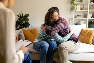 Obraz premium Couple embracing during therapy session at home