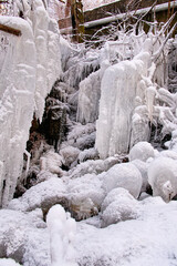 Lodowy wodospad powstały z płynącej wody po skarpie © pinus25