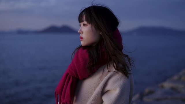 夕暮れの海にいる女性
