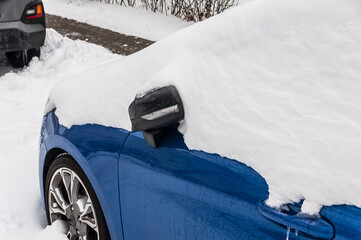 ein Auto ist im Winter dick eingeschneit