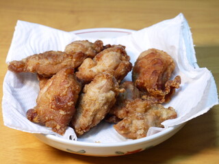 揚げたての鶏の唐揚げ