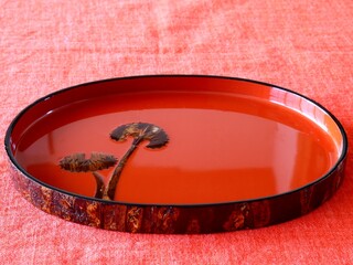 樺細工で出来た盆
山桜の樹皮が素材で日本の伝統工芸品です。
秋田県仙北市角館町で作られています。
