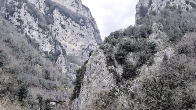 Il fiume Sentino sotto le montagne nelle Marche