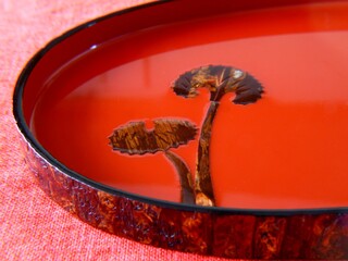 樺細工で出来た盆
山桜の樹皮が素材で日本の伝統工芸品です。
秋田県仙北市角館町で作られています。
