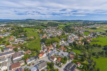 Obraz premium Die Gemeinde Aicha vorm Wald im niederbayerischen Kreis Passau von oben