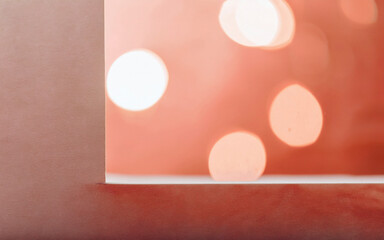 Composici&oacute;n minimalista con color fuerte sobre fondo neutro, espacio para texto.