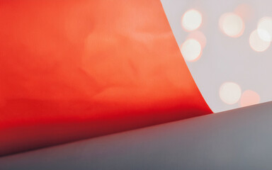 Composici&oacute;n minimalista con color fuerte sobre fondo neutro, espacio para texto.