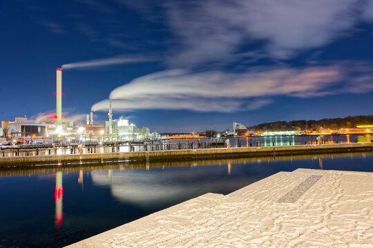 Stadtwerke Flensburg power plant at night with district heating during winter 2025 2026