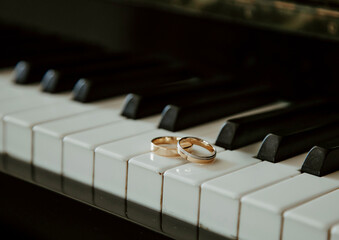 Obrączki ślubne na pianinie