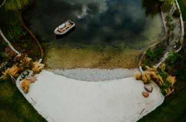 Łódka na wodzie ujęcie z drona © Monika