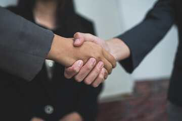 Obraz premium Close up of business people shaking hands, successful partnership, agreement, trust, corporate deal, teamwork, negotiation, professional collaboration concept.