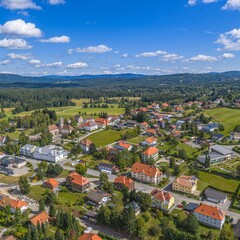 Fototapeta premium Der Urlaubsort Haidmühle im Bayerischen Wald an der Grenze zu Tschechien von oben