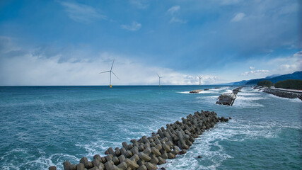 冬の富山湾沿岸の洋上風力発電風車の周辺の風景