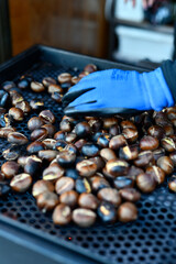 experto asando casta&ntilde;as en un puesto de casta&ntilde;as