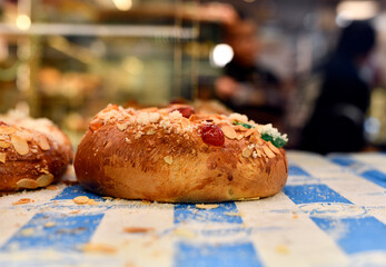 Rosc&oacute;n de reyes reci&eacute;n horneado en el mostrador de la pasteler&iacute;a