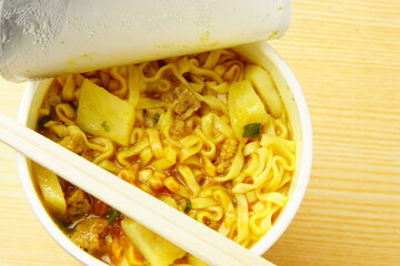 カレーカップヌードル