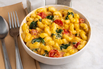 mac and cheese  with tomatoes and spinach