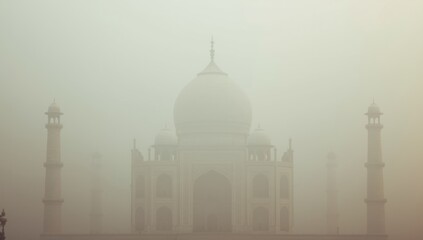 Naklejka premium Overcast morning scene of the Taj Mahal shrouded in smog, illustrating air quality concerns