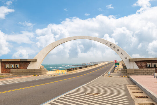 Penghu Great Bridge, a bridge in Penghu, Taiwan connects Xiyu and Baisha Island. Translation: Penghu Trans Ocean Bridge