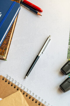 Stylo bille ancien - mise en sc&egrave;ne publicitaire - prise de notes et &eacute;criture 