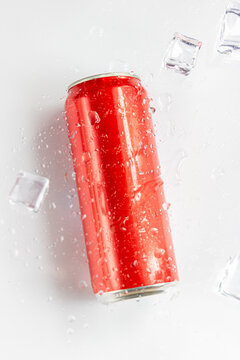 Cannette rouge avec de la condensation dessus - canette rafraichissante - gla&ccedil;ons 