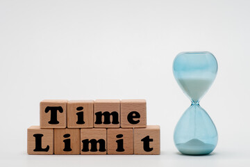 TimeLimitの文字とガラス製の砂時計