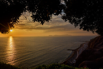 The Perfect Lima Sunset Nothing compares to the raw beauty of the Costa Verde at dusk. Watching the sun dip below the horizon from the edge of Miraflores