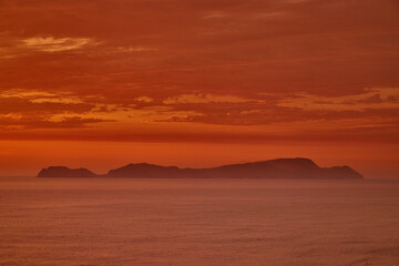 The Perfect Lima Sunset Nothing compares to the raw beauty of the Costa Verde at dusk. Watching the sun dip below the horizon from the edge of Miraflores