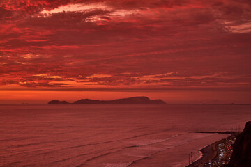 The Perfect Lima Sunset Nothing compares to the raw beauty of the Costa Verde at dusk. Watching the sun dip below the horizon from the edge of Miraflores