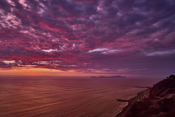 The Perfect Lima Sunset Nothing compares to the raw beauty of the Costa Verde at dusk. Watching the sun dip below the horizon from the edge of Miraflores