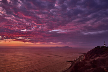 The Perfect Lima Sunset Nothing compares to the raw beauty of the Costa Verde at dusk. Watching the sun dip below the horizon from the edge of Miraflores