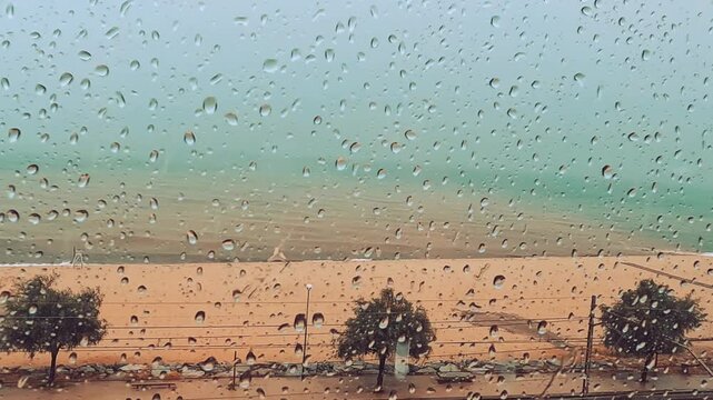 Lluvia sobre una ventana con la playa de Ocata al fondo, El Masnou