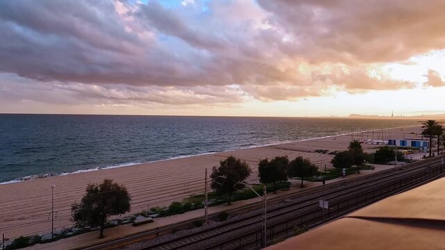 Timelapse del paseo mar&iacute;timo de El Masnou con gente caminando al atardecer