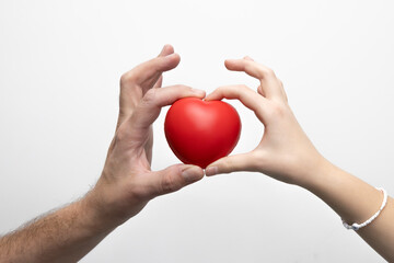 Dłonie ojca i dziecka trzymające serce. Zdjęcie na białym tle. © hunter76
