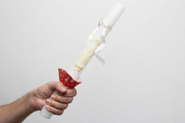  Męska dłoń trzymająca świece gromnice. Zdjęcie na białym tle. © hunter76