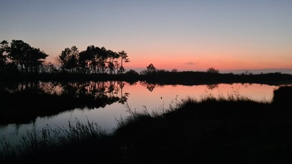 Magnifiques effets de réflexion lumineuse sur les étangs des prés-salés d'Arès au moment du coucher du soleil (Bassin d'Arcachon) © Arnaud