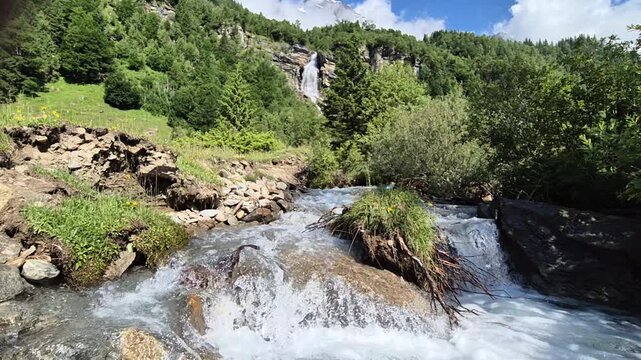 kristallklares trinkwasser flie&szlig;t von einem berg hinunter und m&uuml;ndet in einem bach in den &ouml;sterreichischen bergen