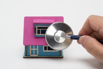 住宅模型と聴診器で住宅診断のイメージ