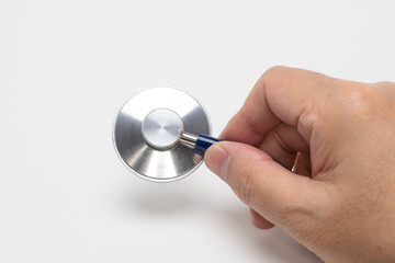 聴診器を持つ男性の右手