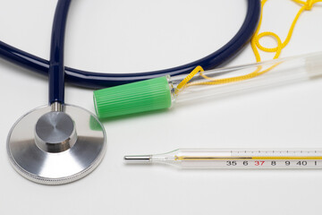 水銀柱式体温計と聴診器