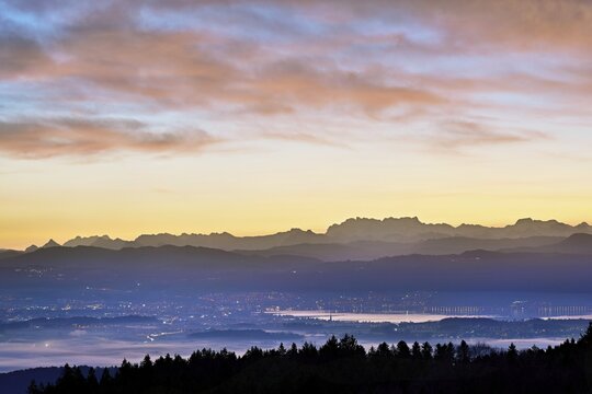View from Horben of Lake Zug with the town of Cham and Zug, behind it the snow-capped mountains Fl&uuml;brig and Vrenelisg&auml;rtli in the light of dawn, Beinwil-Freiamt, Canton, Aargau, Switzerland