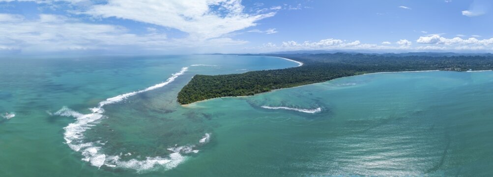 Turquoise sea, aerial view, view of Cahuita National Park, coast and coastal landscape with forest, Punta Cahuita headland, Cahuita, Lim&oacute;n, Costa Rica