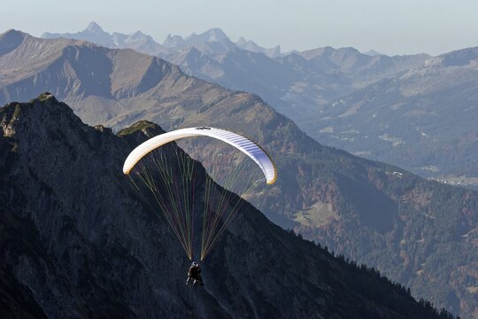 Paragliders on the Nebelhorn, near Oberstdorf, Oberallg&auml;u, Bavaria, Germany