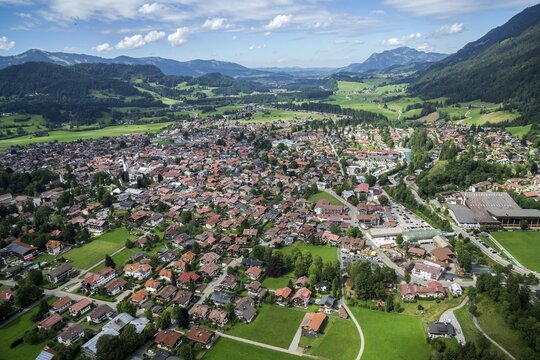 Aerial view, paragliding flight, view of Oberstdorf and Illertal, behind Gr&uuml;nten, Oberallg&auml;u, Allg&auml;u, Bavaria, Germany