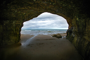 Cueva en acantilado marino