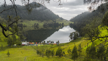 danau ranu kumbolo di gunung semeru indonesia