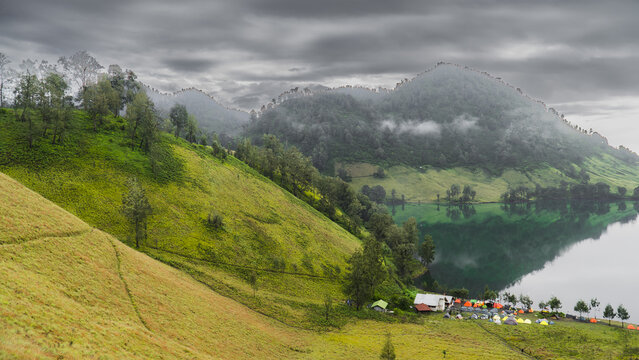 danau ranu kumbolo di gunung semeru indonesia